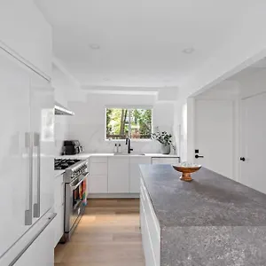 Modern Kitsilano 2 Bedroom With A Hot Tub Holiday home